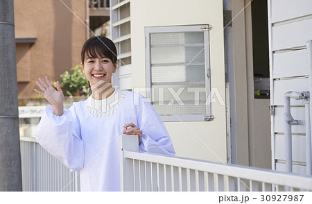 手を振る母親 30927987