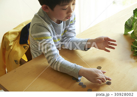 おつかい　おつりを渡す男の子 30928002