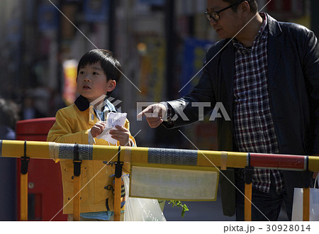おつかいをする男の子 踏切 おつかいをする男の子 踏切 30928014