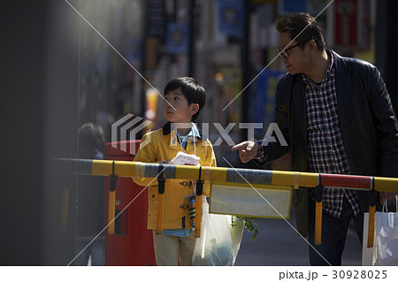 おつかいをする男の子　踏切 30928025