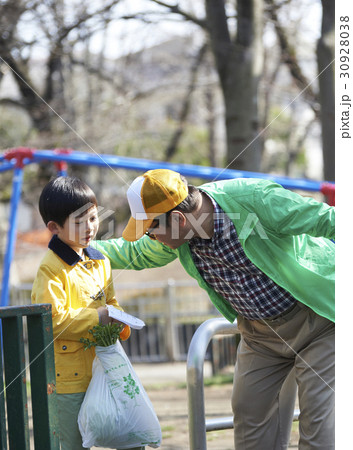 おつかい 横断歩道を渡る男の子 おつかい 横断歩道を渡る男の子 30928038