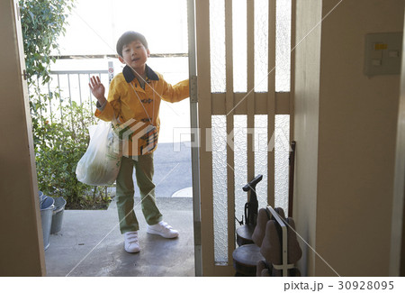 おつかい　玄関　帰宅した男の子 30928095