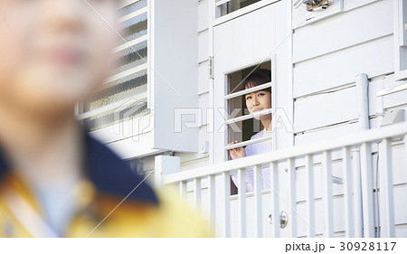 窓越しに見守る母親 30928117