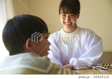 おつかいを頼む母親 30928120
