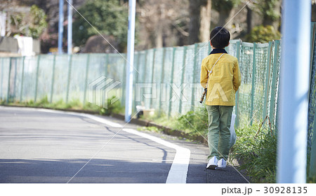 おつかい 帰り道 男の子 おつかい 帰り道 男の子 30928135