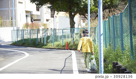 おつかい　帰り道　男の子 30928136