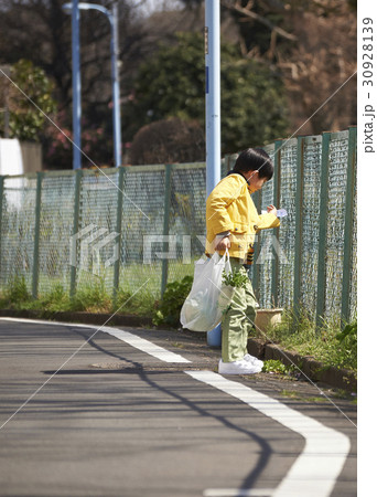おつかい 帰り道 男の子 おつかい 帰り道 男の子 30928139