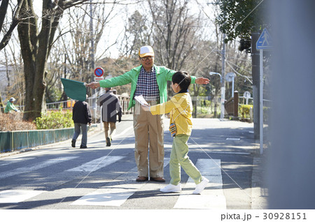 おつかい　横断歩道を渡る男の子 30928151