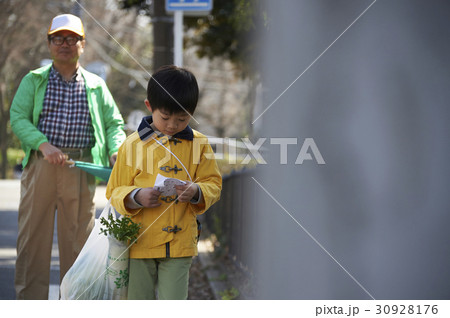 おつかい 横断歩道を渡る男の子 おつかい 横断歩道を渡る男の子 30928176