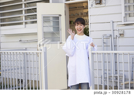 手を振る母親 30928178