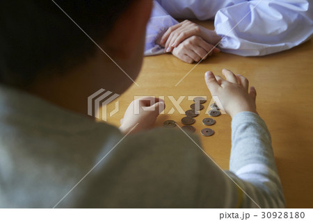 おつかい おつりを渡す男の子 おつかい おつりを渡す男の子 30928180