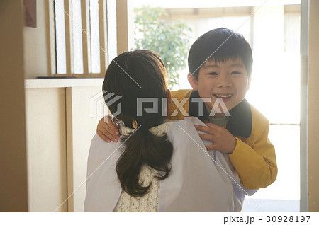おつかい　帰宅した男の子を抱きしめるお母さん 30928197