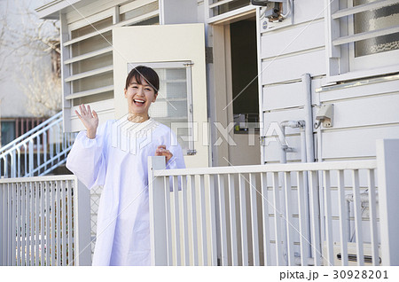 手を振る母親 手を振る母親 30928201
