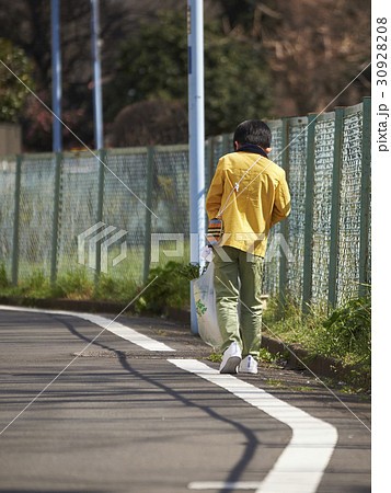 おつかい　帰り道　男の子 30928208