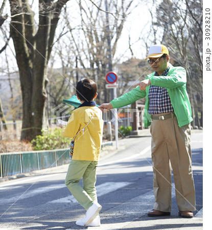 おつかい　横断歩道を渡る男の子 30928210