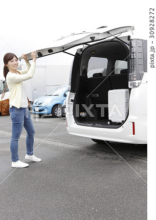 荷物を積み込む女性 30928272