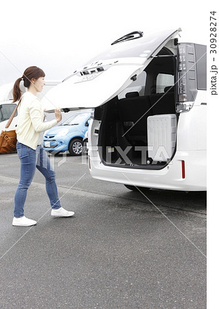 荷物を積み込む女性 荷物を積み込む女性 30928274