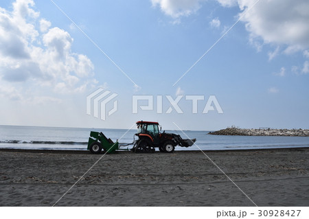 茅ヶ崎海岸　働く車 30928427
