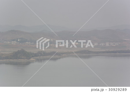 韓国北西部のオドウサン統一展望台から臨津江越しに見た北朝鮮の村 30929289