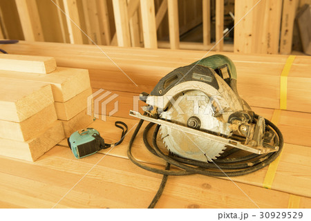 大工道具 電気丸ノコと巻尺 大工道具 電気丸ノコと巻尺 30929529
