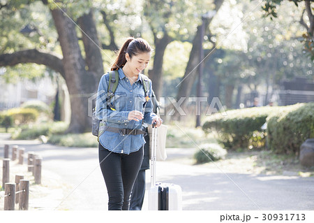 バックパッカー 女性 一人旅の写真素材