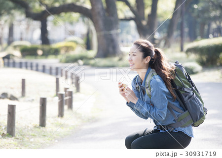 バックパッカー 女性 一人旅の写真素材