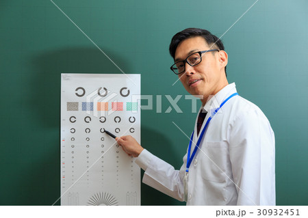 医療イメージ　健康診断　眼科検診　視力検査 30932451
