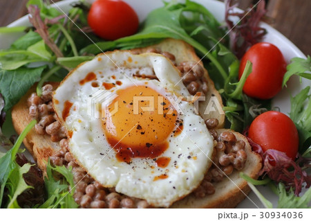 目玉焼をのせた納豆トーストと野菜サラダ オープンサンド 目玉焼をのせた納豆トーストと野菜サラダ オープンサンド 30934036