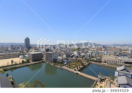 今治城天守から見る今治市街(西北西、今治市役所・今治国際ホテル・近見山方向) 今治城天守から見る今治市街(西北西、今治市役所・今治国際ホテル・近見山方向) 30934329