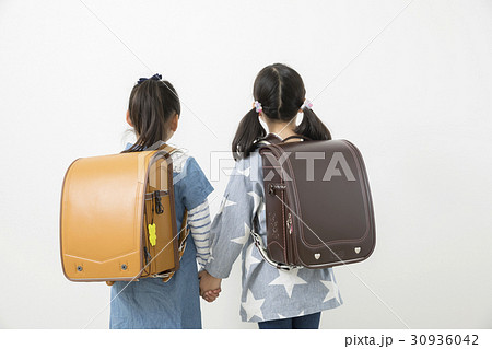 後向きで手をつなぐ小学一年生の女の子 後向きで手をつなぐ小学一年生の女の子 30936042