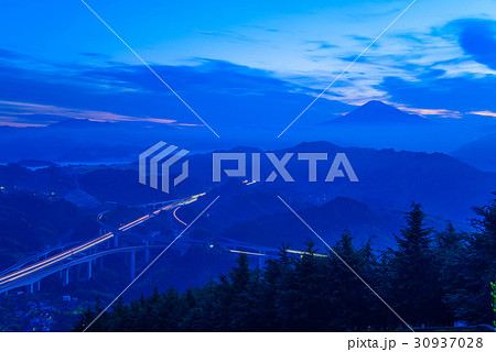 未明の新東名高速道路新清水JCTと富士山 未明の新東名高速道路新清水JCTと富士山 30937028
