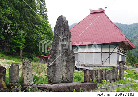 信州　小谷村の石造文化財　融通念仏碑　神宮寺本堂背景に　未解読の神代文字が彫られた江戸時代の石碑 30937183