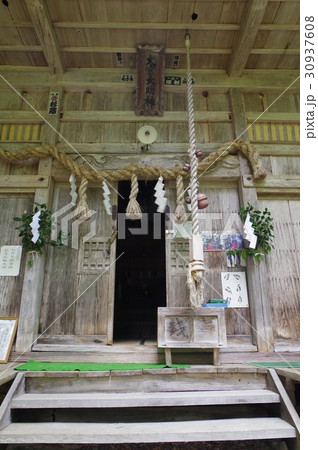 信州　小谷村の神社　中谷大宮諏訪神社　拝殿向拝　小谷地区諏訪信仰の中心的存在　本殿・社叢が文化財指定 30937608