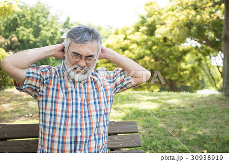 シニア　肩凝り　 30938919