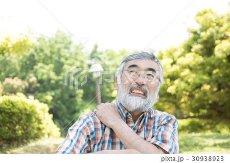 シニア　肩凝り　 30938923