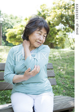 シニア　肩凝り　 30938959