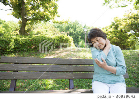 シニア 肩凝り シニア 肩凝り 30939642