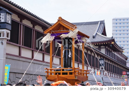 奇祭・かなまら祭りのお神輿 30940079