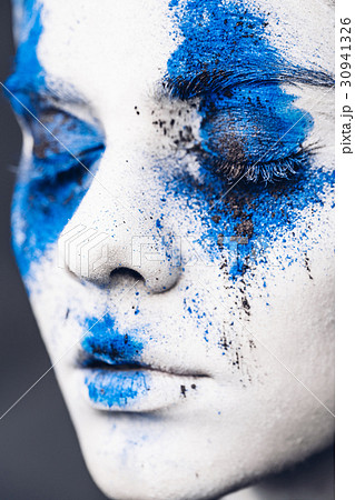 fashion model girl portrait with colorful powder 30941326