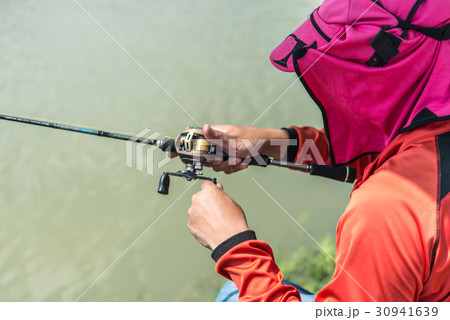 釣り リールを巻く手の写真素材