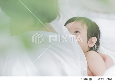 育児　授乳 30941768