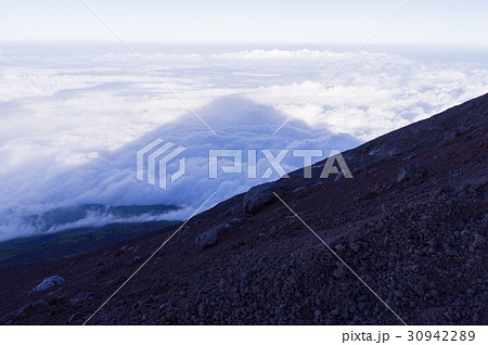 富士山登山道から見える影富士  30942289