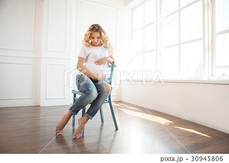 Pregnant woman indoors Pregnant woman indoors 30945806