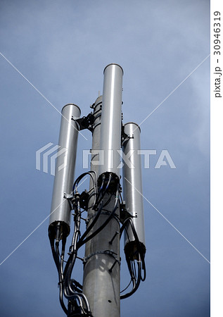 携帯電話用電柱タイプ。3本アンテナ基地局 30946319