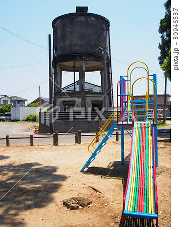 戦争遺構と子供たちの遊具 30946537