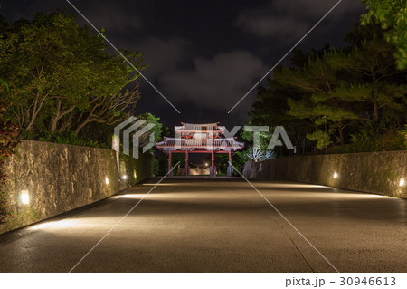 首里城　夜　守礼門 30946613