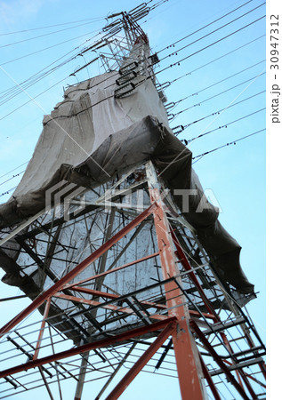 紅白の送電線鉄塔の再塗装作業 紅白の送電線鉄塔の再塗装作業 30947312