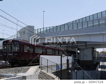 高速道路と交差する駅と電車 30947326