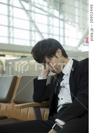 空港で出発を待つビジネスマン　トランジット 30952449