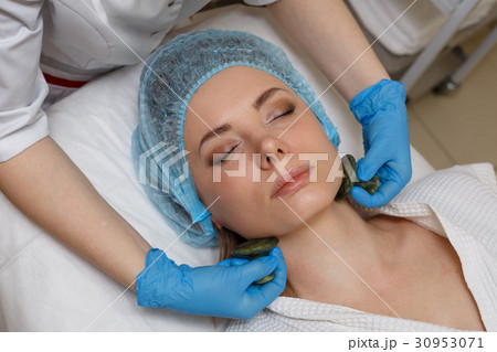 Massage with jade stones. Gua sha 30953071